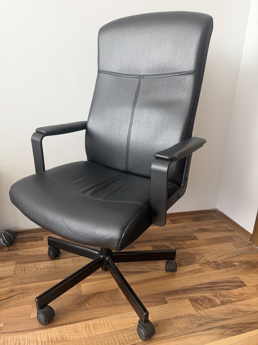 Кожен офис стол