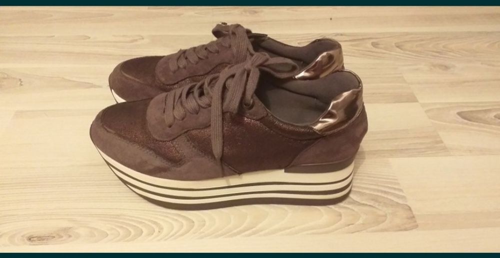 Adidași cu talpă înaltă