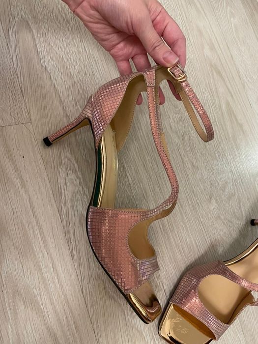 Босоножки изящные