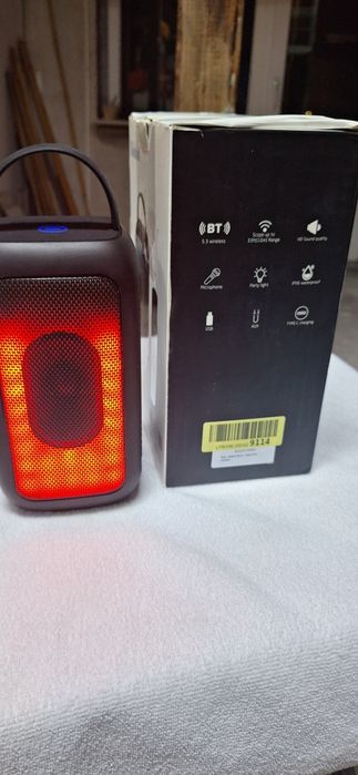 Bobtot Bluetooth колонка с микрофон RGB светлини които може да ги спреш