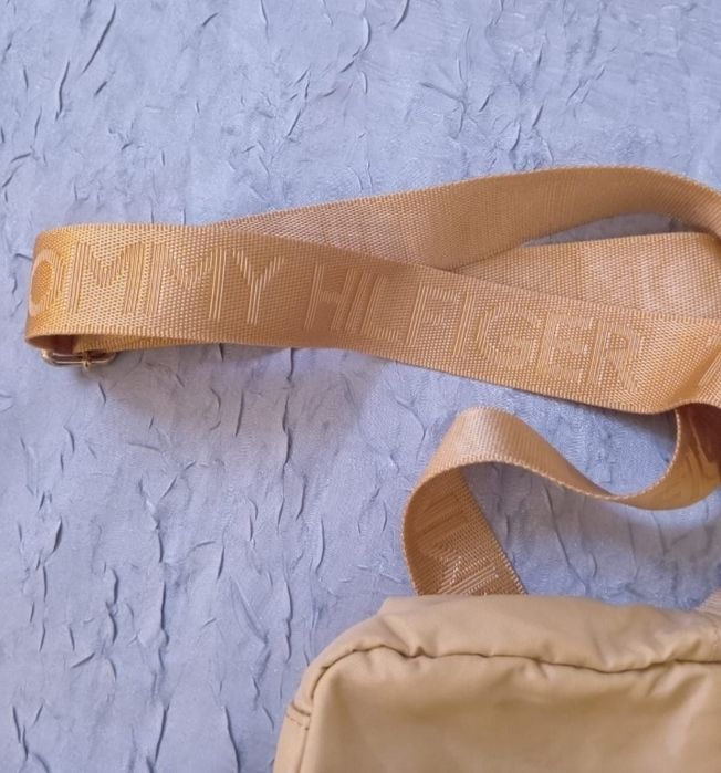 Vând geanta    Tommy       Hilfiger!
