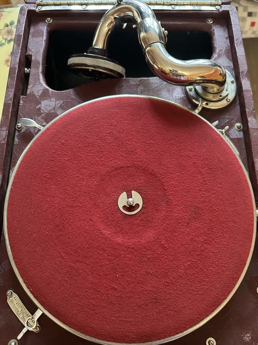 Патефон Ленинградского завода