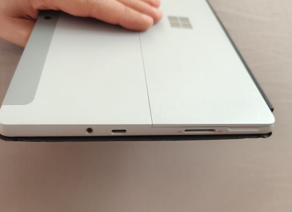 Microsoft surface go 128gb, 8gb ram,intel 4415y,  windows 11