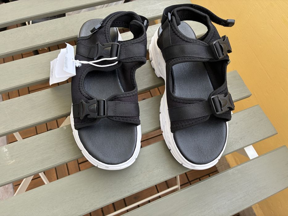 Сандали чисто нови