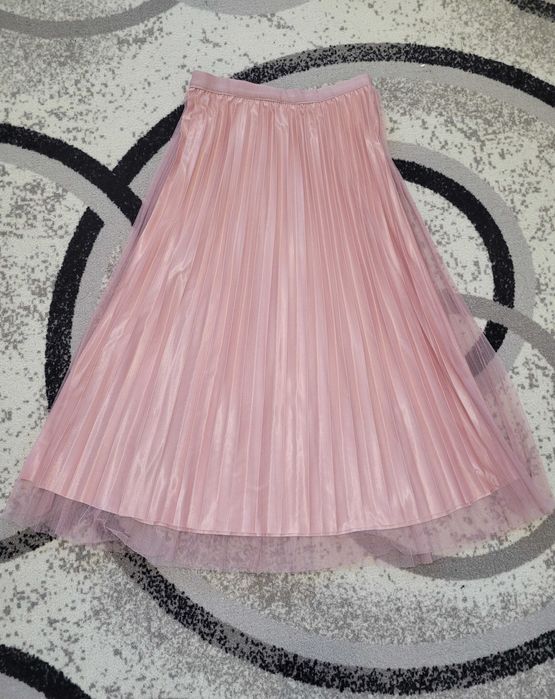 Плисирана розова пола с тюл