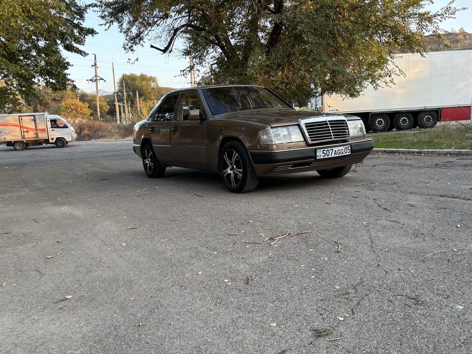 Мерседес W 124.