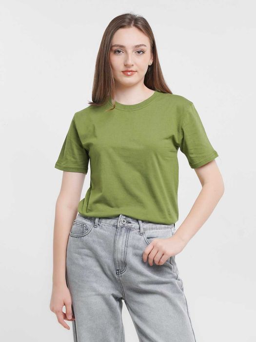 Uyda xalat kiygan ayolning fotosurati, it uslubi