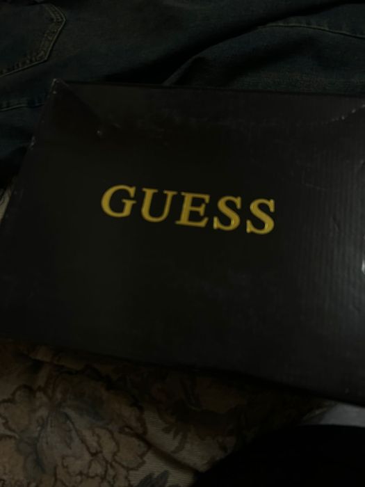 Продам женские кроссовки guess