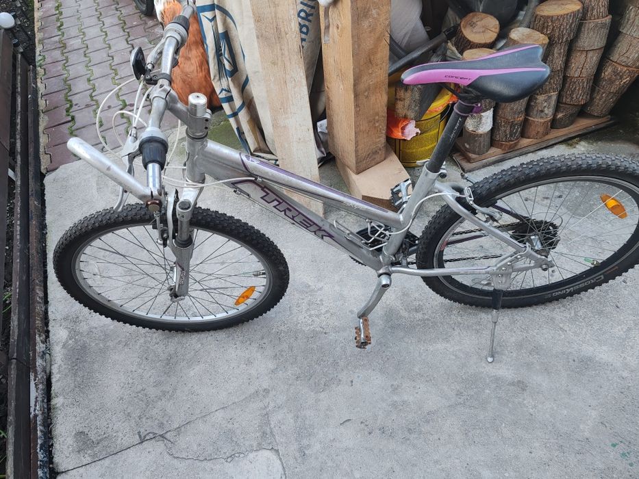 Vînd  bicicleta trek