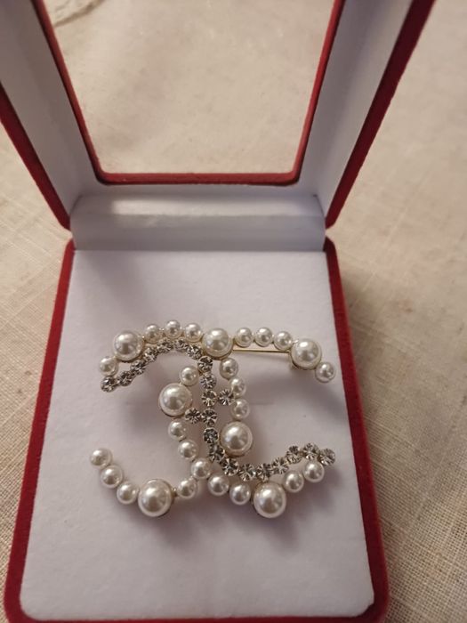 Brosa Acha nel perle cu cutiuta