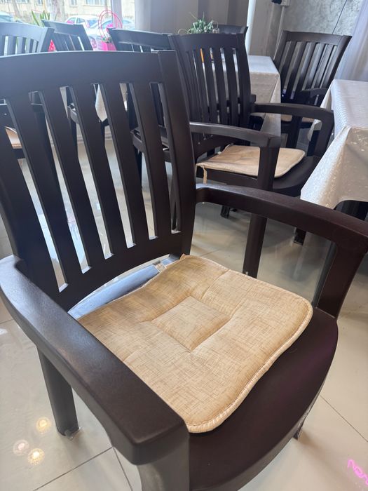 Mese și scaune de vânzare