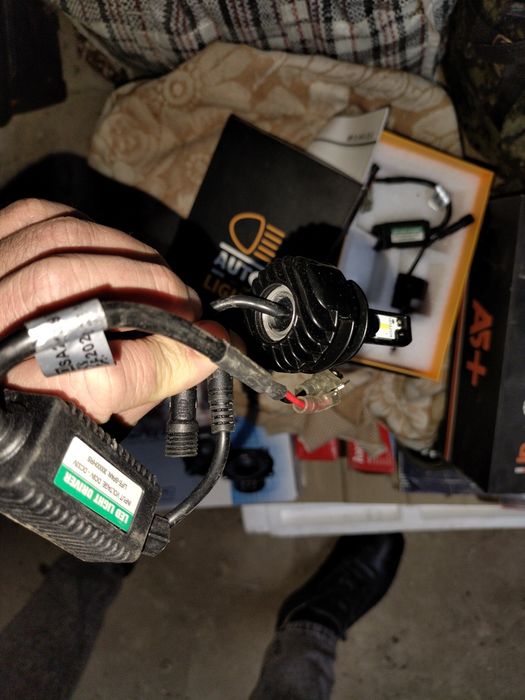 Продам лампочки би лёд и регистратор