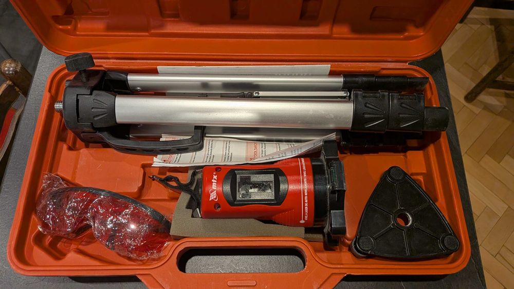 Лазерен нивелир с куфар и тринога