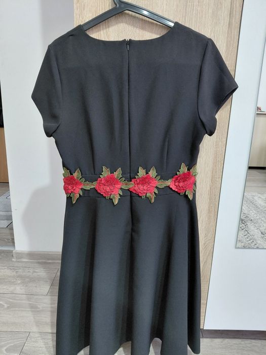 Rochie neagră cu flori