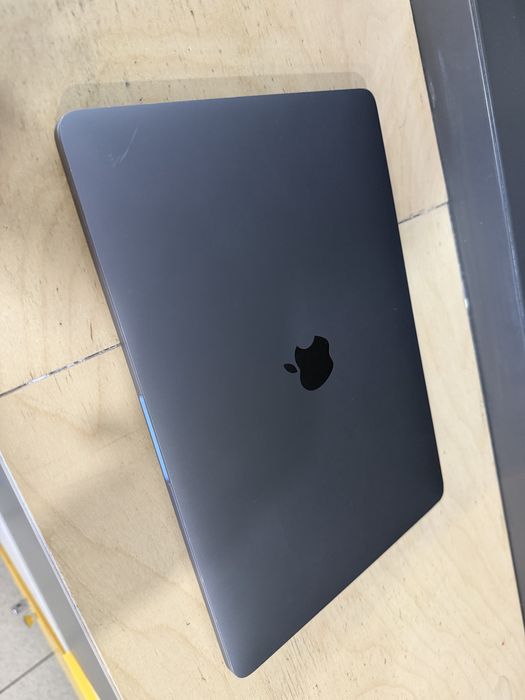 Macbook Pro 2020 13” 512GB.
