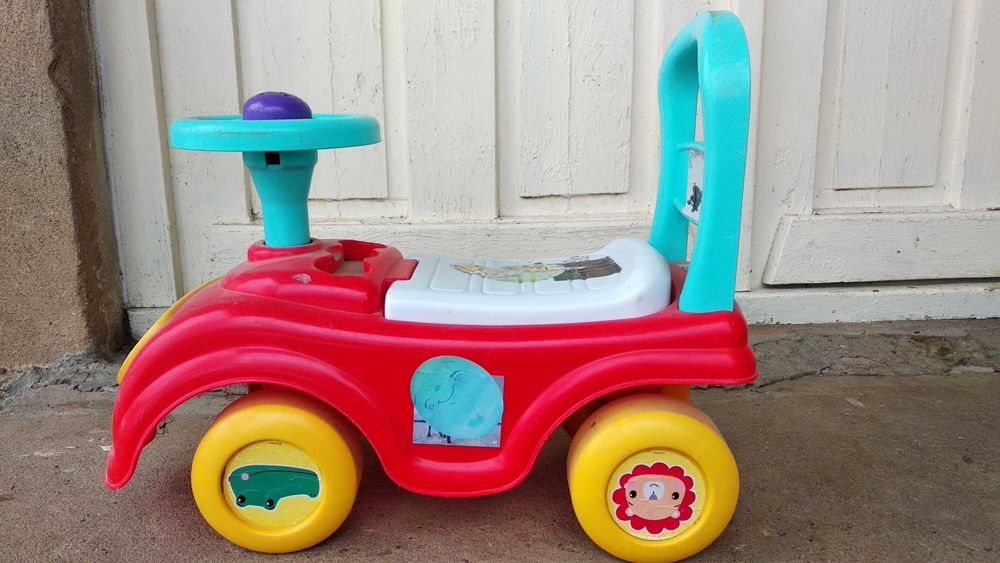 Подарява детска количка за бутане с крака