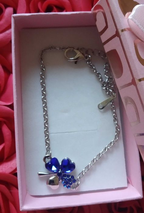 Нова, сребърна гривна с висулка. В кутия за подарък.