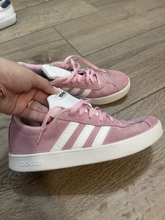 Vand adidas foarte comozi ca noi