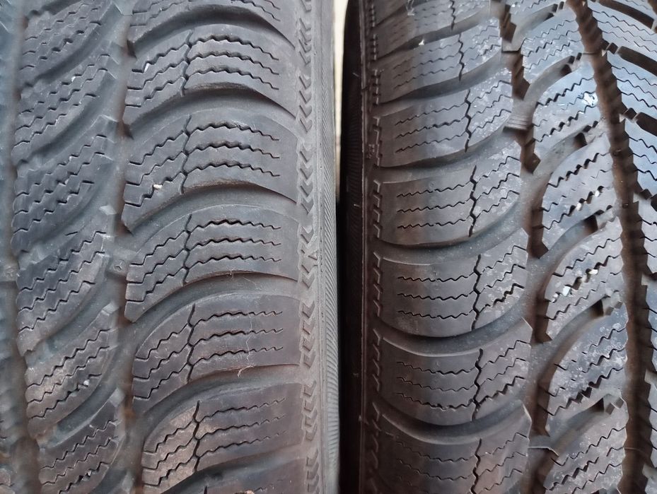Vând  2 genti cu cauciucuri   m+s195/65/15 in stare ff buna