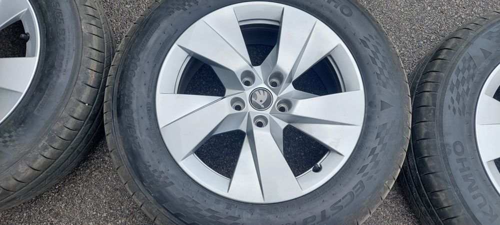 Продавам чисто нови джанти с гуми оригинални за Шкода