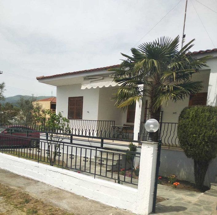 Продава три чудесни апартамента по 55 м2 в прекрасно оформен двор 400 м2 в Аспровалта, Гърция