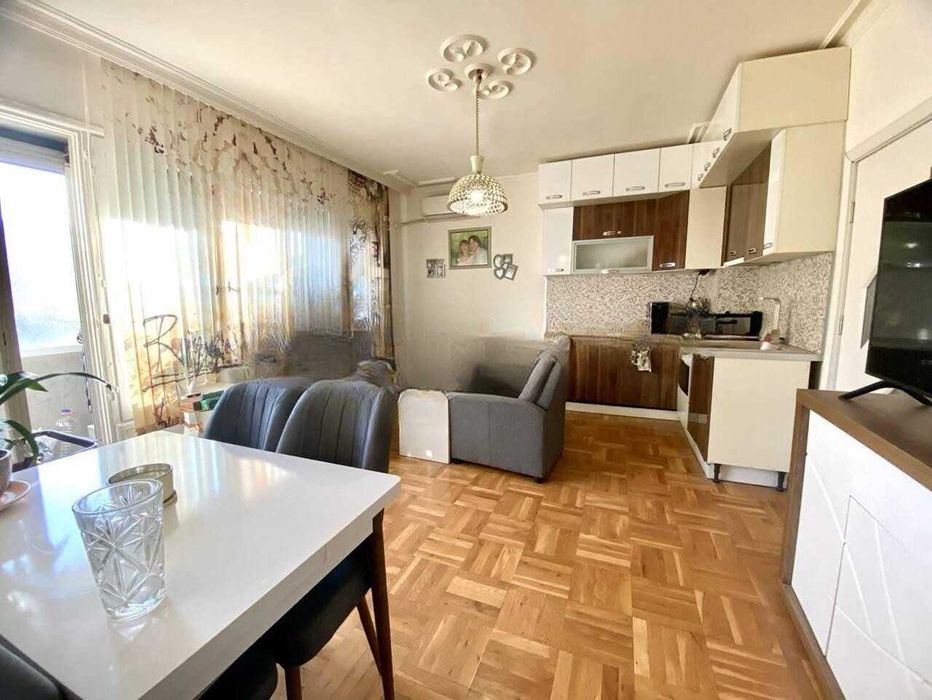 Тристаен Апартамент