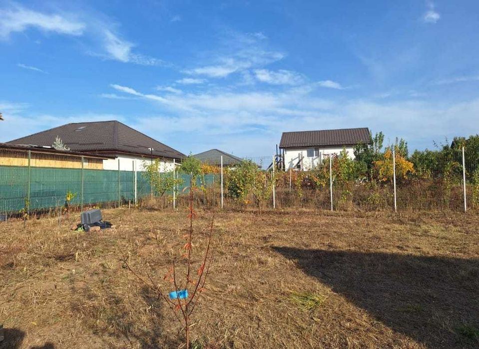 vanzare teren pentru constructie casa deschidere mare imprejmuit