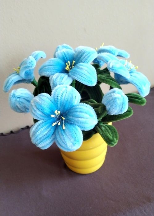 Кашпи с ръчно изработени шенилови цветя