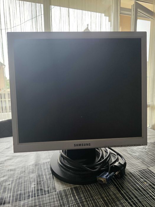 17-инчов LCD компютърен монитор Samsung SyncMaster 720N.   (TFT), 17 инча (43.2 см). Резолюция: 1280 x 1024 пиксела.