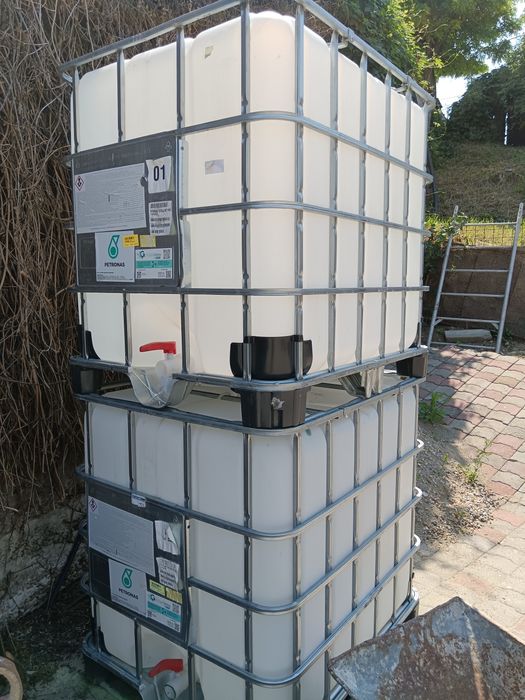 vind soba veche emailata și containere metal