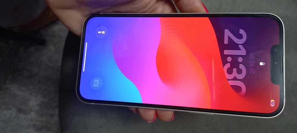 Телефон Iphone 13 бял