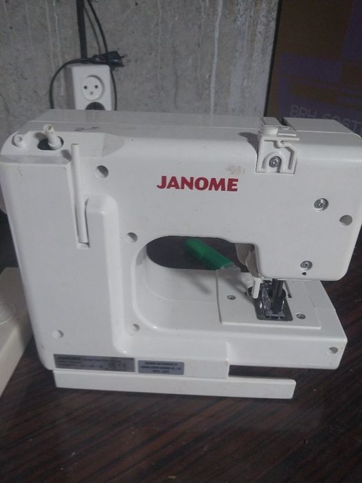 Швейная машина JANOME