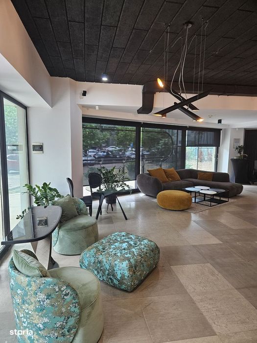 Spațiu deosebit, parter, în clădire de birouri