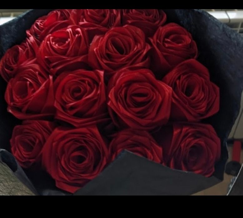 Букети от сатенени рози

Търсите пода