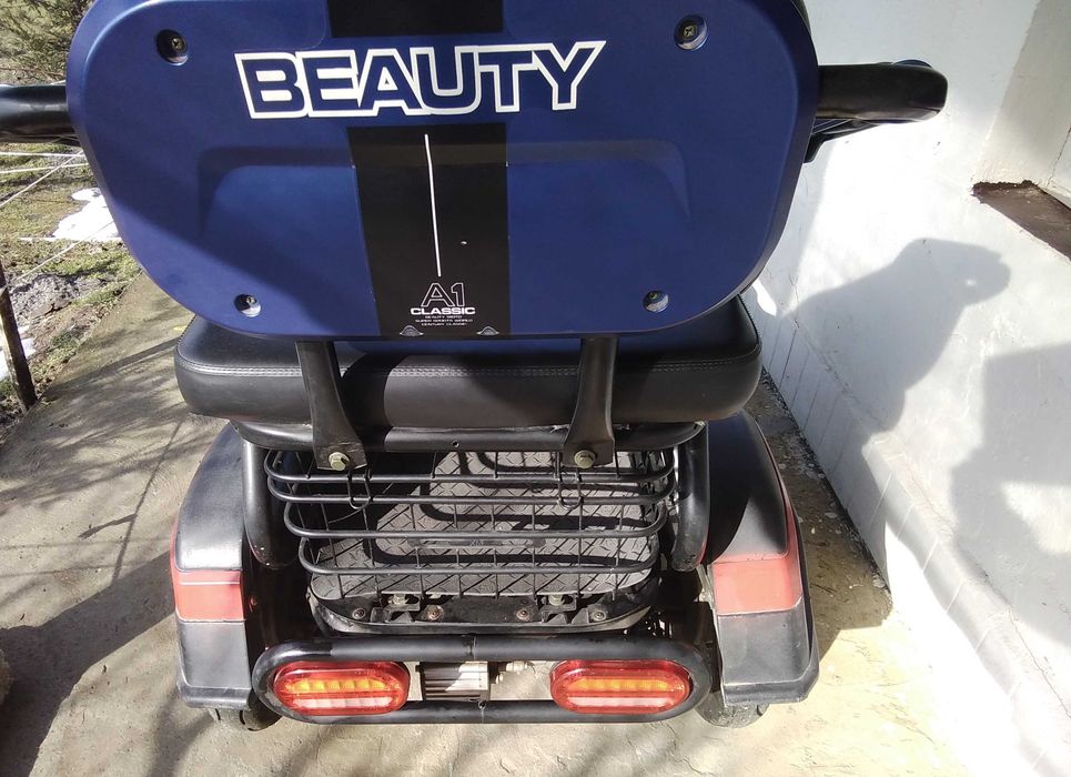 Ел.триколка с вградени допълнителни седалки. Запазена