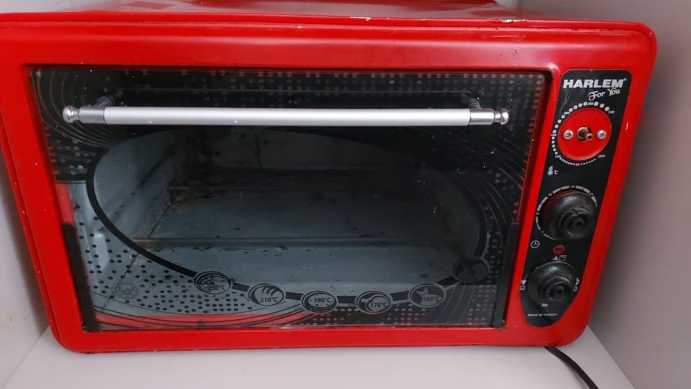 Продаётся духовая печь без решёток и противня