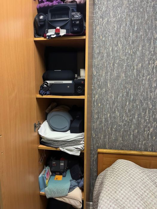 Угловой шкаф и кровать