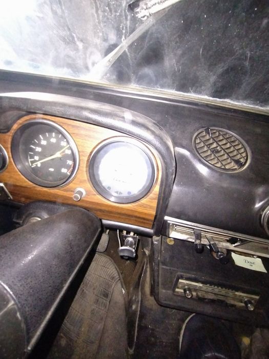 Продавам Лада 2103