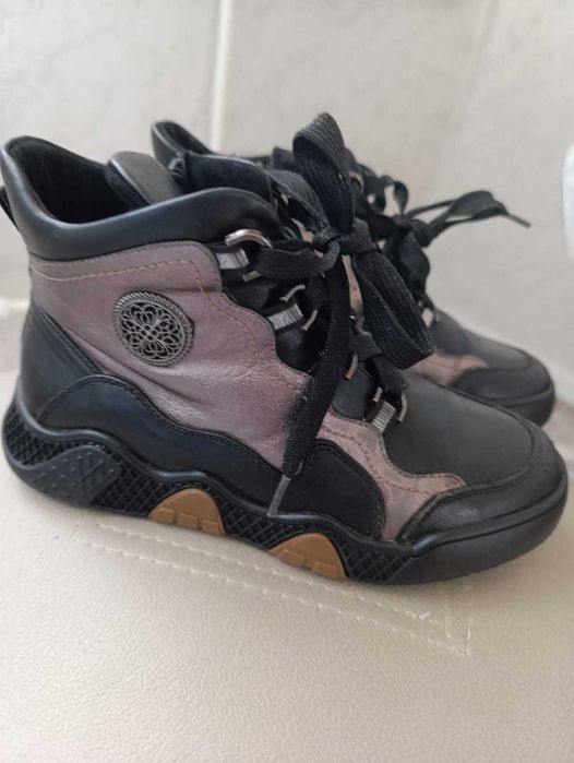 Продам демисезонные ботинки на девочку размер 35