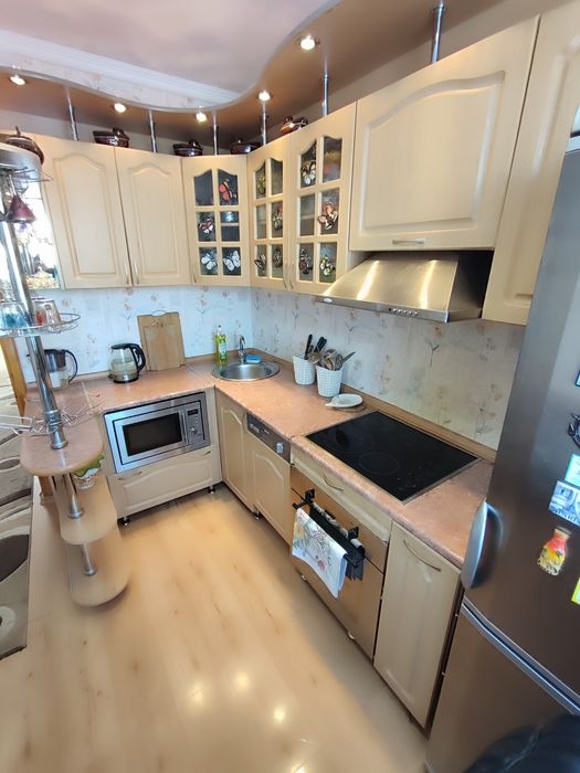 Продается 4-комн (9-37, 3 эт)