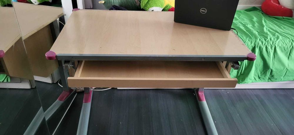 Birou copii reglabil mecanic pe inaltime si cu planseta ce se inclina