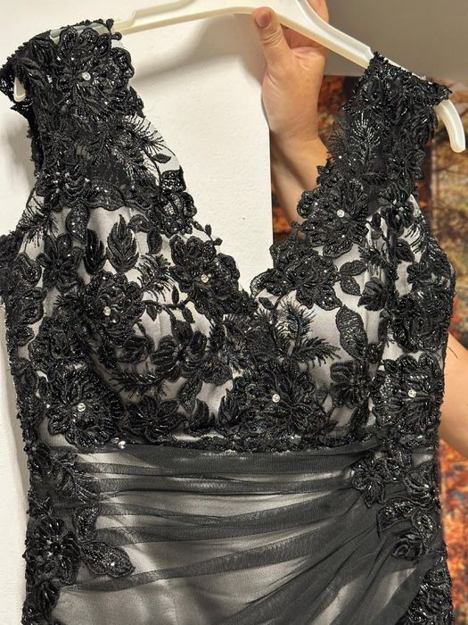 Rochie de dantelă cu pietre pentru evenimente deosebite