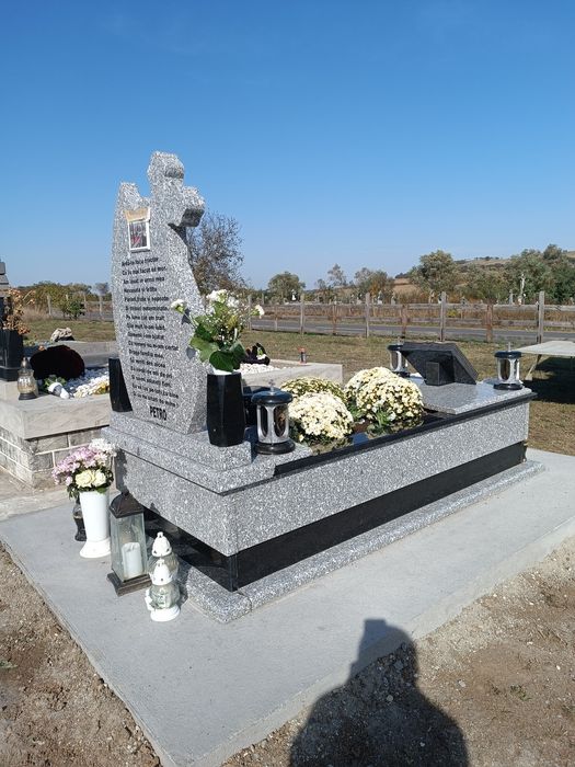 Morminte monumente funerare