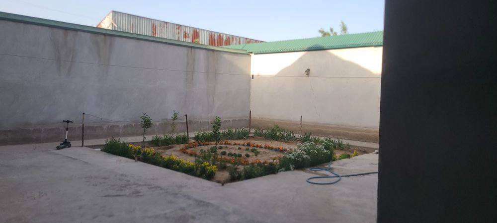 Xovli sotiladi  Motrid 4 sotok 2 etajli