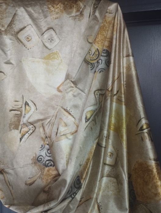 Продам шторы готовые с крючками и тесьмойй