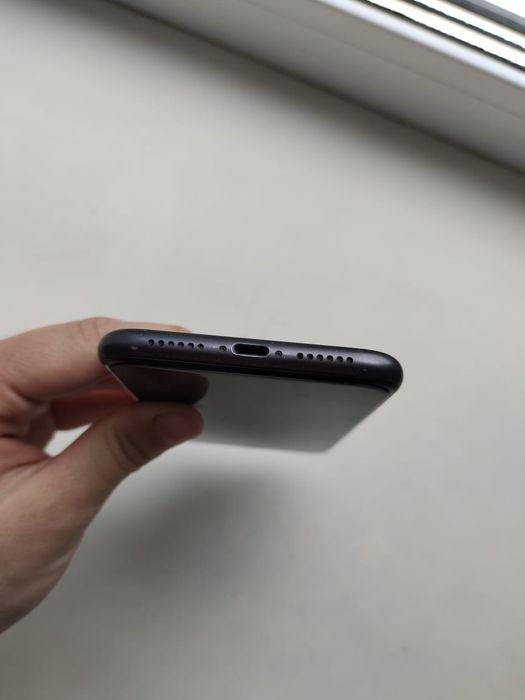 iPhone 11, в комплекте идут 4-чехла и защитное стекло