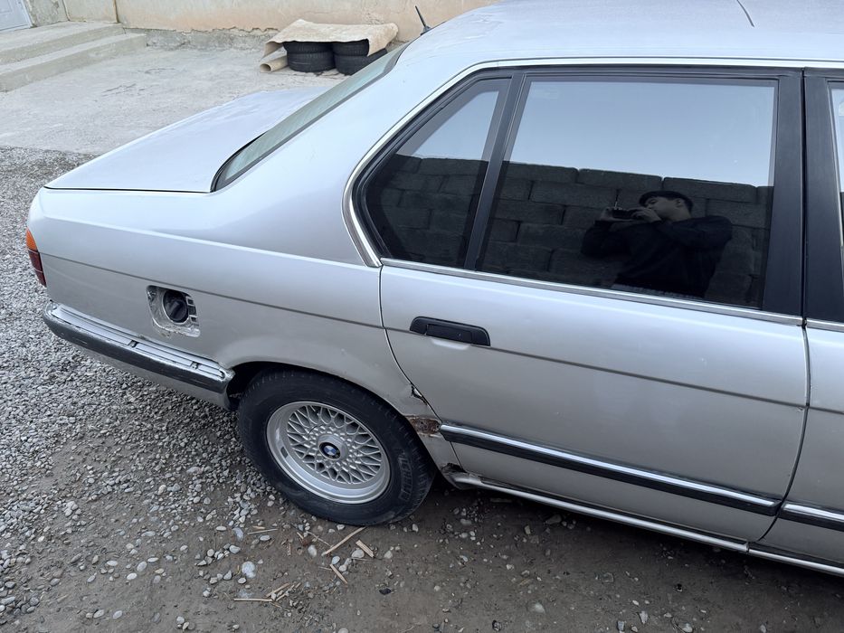 Е32 БМВ  радном окрасе