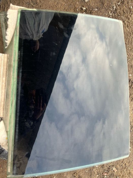 Продам боковые стекла Мерседеса