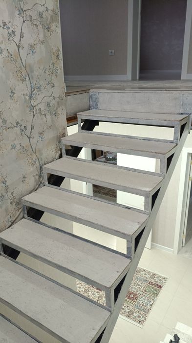 Надо обшит лестницу бюджет 700000 тг