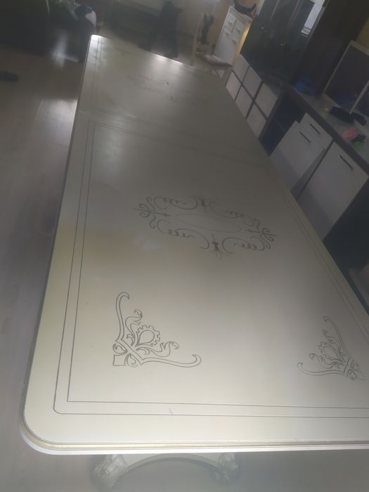 Стол без стульев